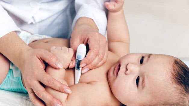Đến độ tuổi mọc răng trẻ rất dễ bị sốt và tình trạng này rất dễ bị các bậc phụ huynh nhầm lẫn với tình trạng khác