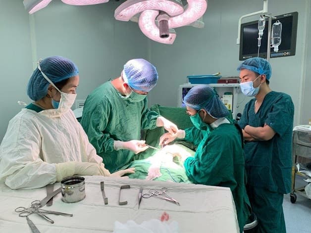 phẫu thuật trẻ bị lồng ruột