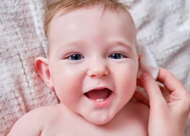 Vệ sinh tai cho trẻ đúng cách để tránh đọng nước, gây viêm nhiễm tai giữa cho trẻ.