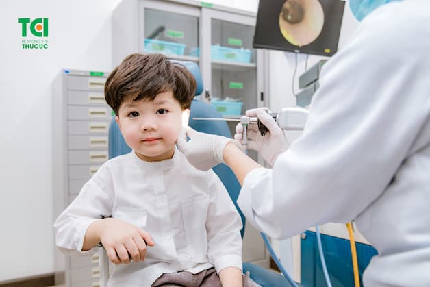 Khi nhận thấy trẻ có các biểu hiện khác thường, cha mẹ nên mau chóng đưa con đến cơ sở y tế uy tín.