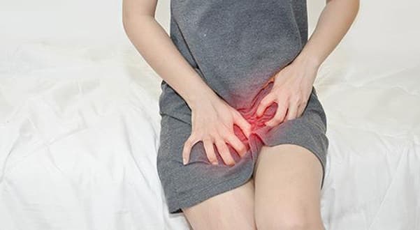 Hiện tượng ngứa vùng kín có thể xuất phát từ 2 nhóm nguyên nhân chính là: Do các thói quen sinh hoạt hoặc do một số loại bệnh lý.