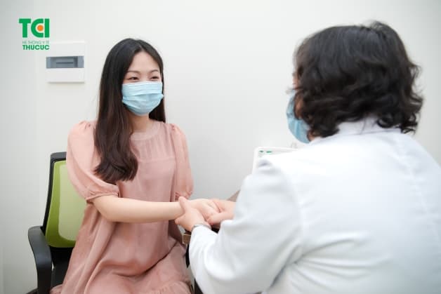 Với thắc mắc bị ngứa vùng kín phải làm sao thì trước tiên, chị em nên thăm khám bác sĩ để được xác định rõ nguyên nhân rồi sau đó mới có thể tìm giải pháp phù hợp