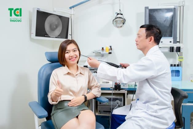 Bác sĩ tiến hành thăm khám vùng tai mũi họng bằng phương pháp nội soi ống mềm tân tiến