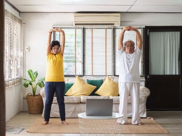 Nên tập thể dục buổi sáng đều đặn, buổi tối trước khi ngủ cũng tập vài động tác nhẹ nhàng