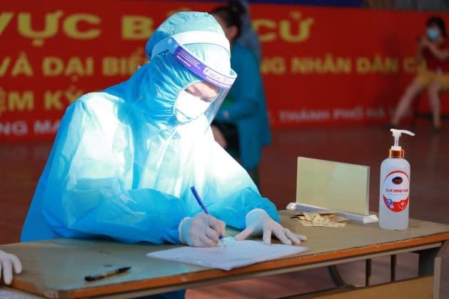 Giữa nắng nóng gay gắt của mùa hè Hà Nội, các y bác sĩ Thu Cúc TCI miệt mài làm việc để khẩn trương lấy mẫu xét nghiệm cho người dân. 