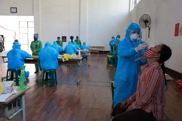 Đoàn y bác sĩ Thu Cúc TCI thực hiện lấy mẫu xét nghiệm sàng lọc Covid-19 quận Cầu Giấy