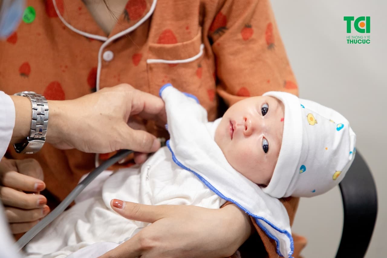 Ho, sốt, viêm long đờm, mệt mỏi, thở khó,... là những triệu chứng điển hình của viêm phổi