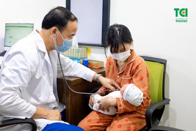 Khi trẻ có dấu hiệu viêm phổi, hãy đưa trẻ thăm khám tại địa chỉ uy tín