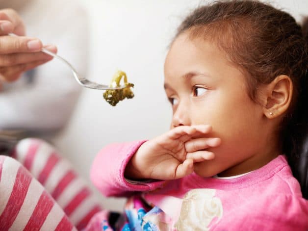 Do bị đau họng và nuốt vướng nên trẻ không muốn ăn uống gì