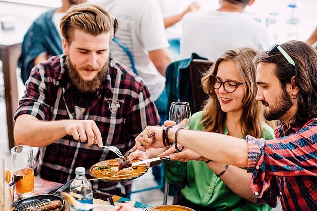 Thói quen ăn chung, uống chung làm gia tăng nguy cơ lây nhiễm vi khuẩn HP bao tử