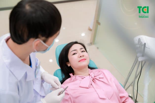 Tại các cơ sở nha khoa uy tín, bệnh nhân sẽ được thăm khám sức khoẻ kỹ lưỡng để xem có thuộc đối tượng được chỉ định nhổ răng khôn không