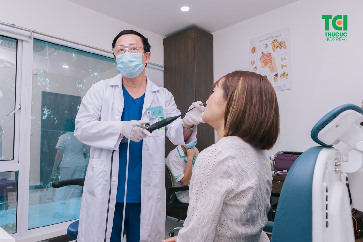 Bác sĩ sử dụng phương pháp nội soi ống mềm để thăm khám cho bệnh nhân