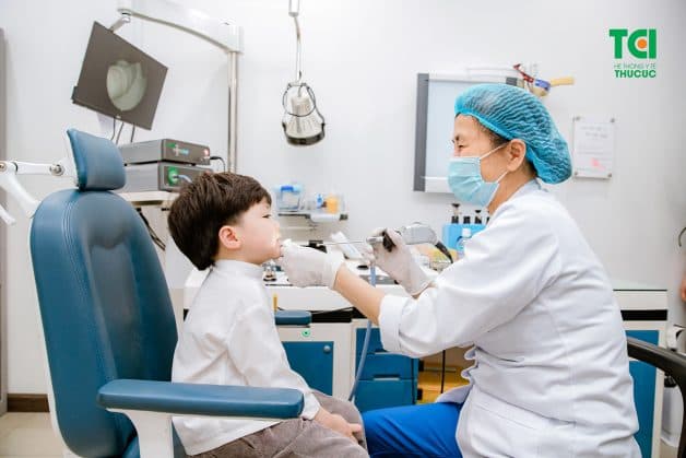 Để biết trẻ có được thực hiện nạo VA không, mẹ cần đưa con đến các cơ sở uy tín để bác sĩ thăm khám và chỉ định điều trị