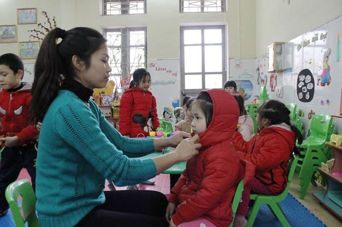 Giữ ấm cơ thể trong mùa lạnh là điều cần thiết giúp trẻ phòng bệnh tai mũi họng mùa lạnh