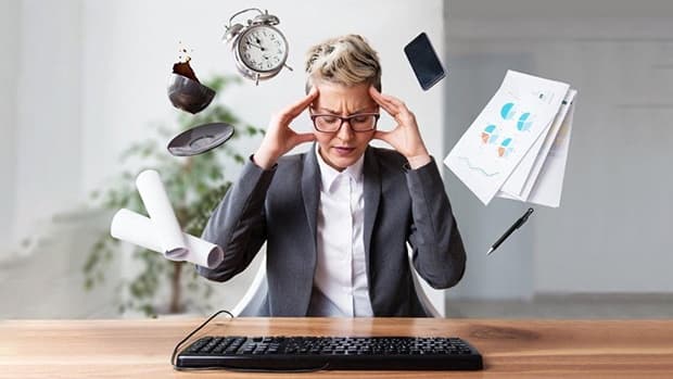 Thường xuyên ngồi, nằm hay đứng ở tư thế bất lợi như cúi, nghẹo cổ… sẽ tác động lên mắt, cổ, lưng dễ dẫn đến đau đầu.