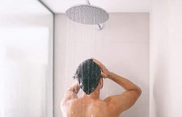 Thường xuyên vệ sinh sạch sẽ sẽ giúp nam giới hạn chế hiện tượng bị ngứa vùng háng