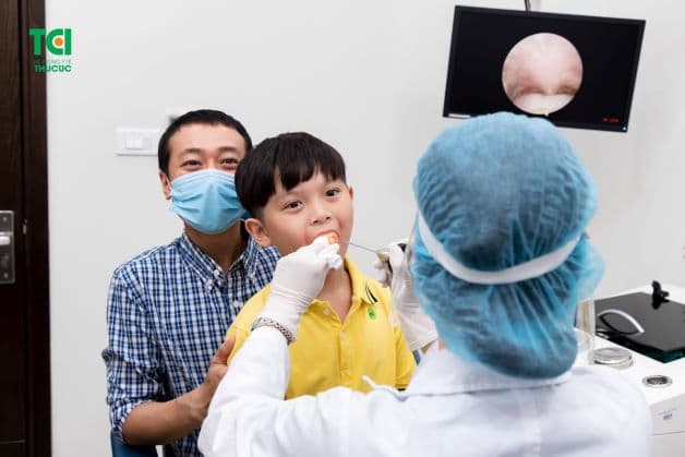 Vì không phải trẻ nào cũng đủ điều kiện để thực hiện cắt amidan. Do đó, cha mẹ cần đưa trẻ đi thăm khám để bác sĩ chuyên khoa nắm được tình trạng sức khỏe của trẻ.