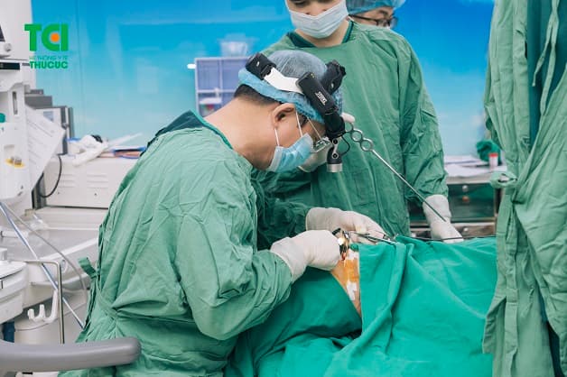 Bác sĩ thực hiện phẫu thuật cắt amidan tại Bệnh viện ĐKQT Thu Cúc