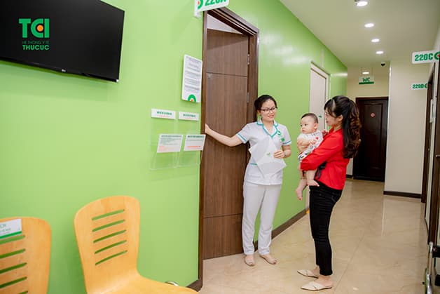 Bố mẹ nên đưa trẻ sơ sinh bị đi ngoài đi khám bác sĩ