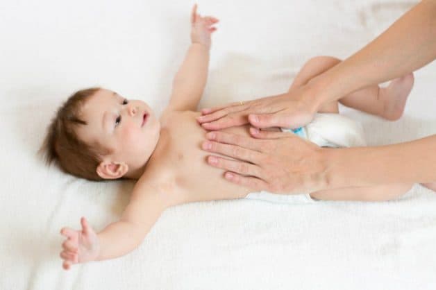 Bố mẹ nên massage bụng để trẻ cảm thấy dễ chịu hơn