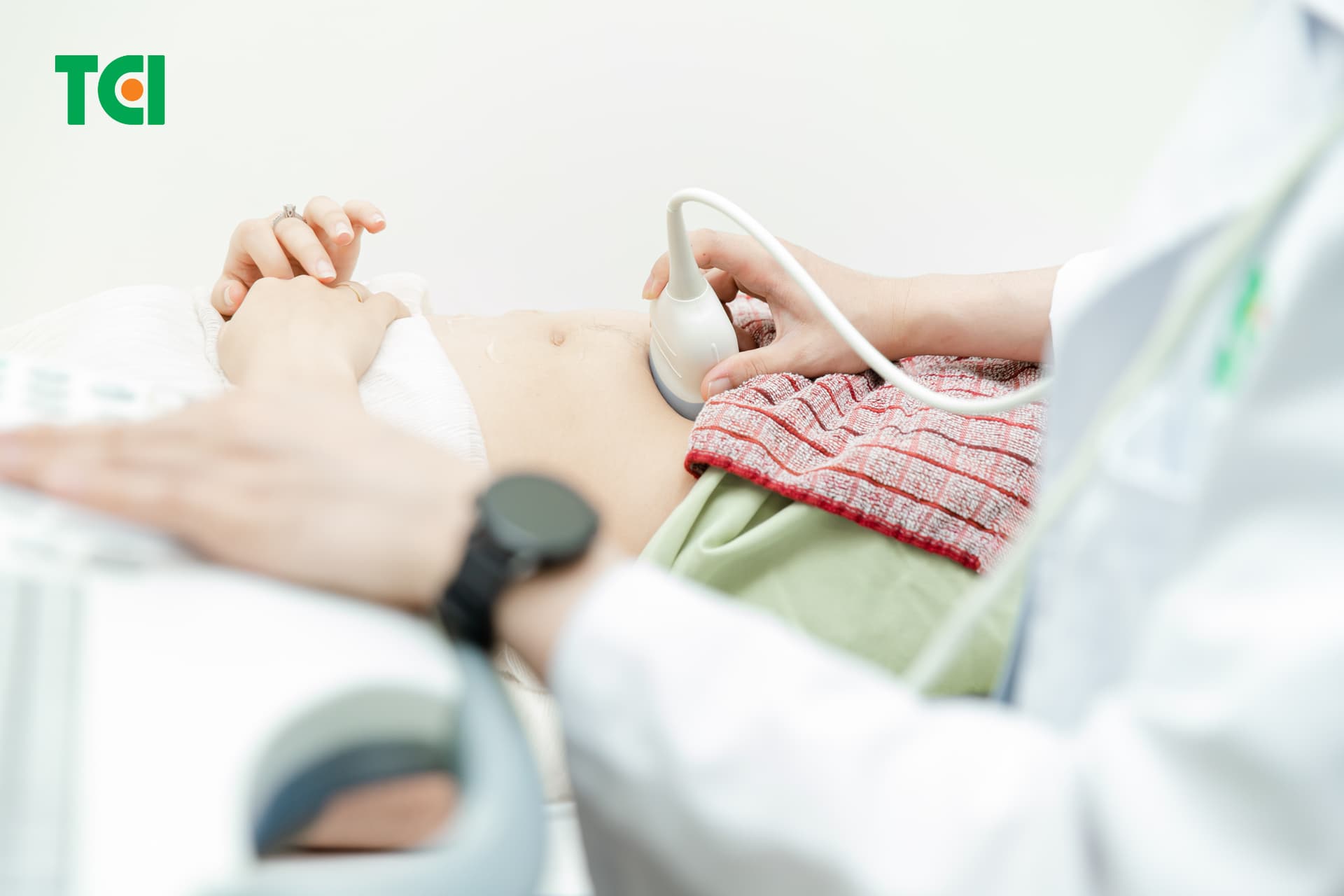 Siêu âm thai 6 tuần tuổi giúp mẹ quan sát được sự phát triển thai nhi ban đầu