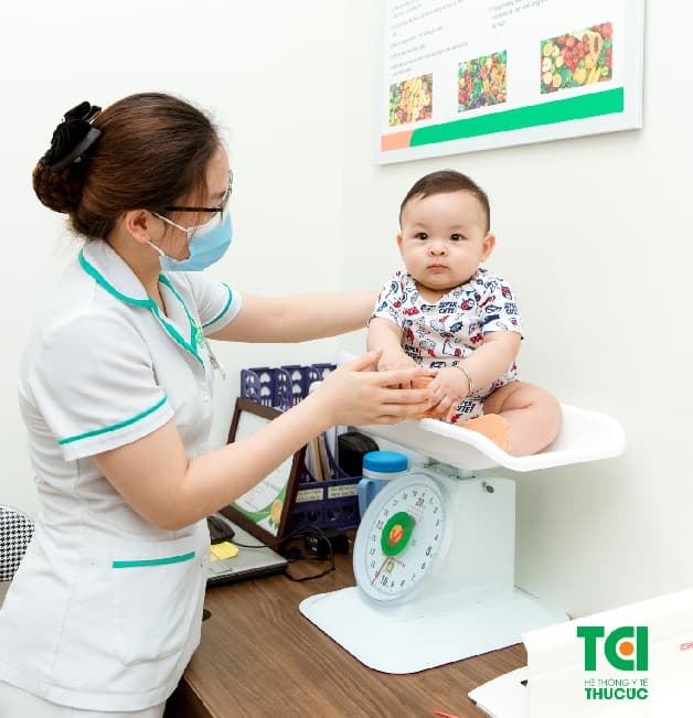 Kiểm tra cân nặng cho bé