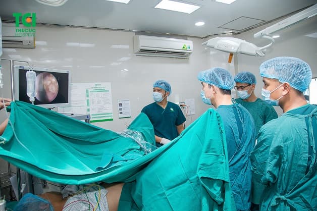 Tán sỏi laser ngược dòng có nhiều ưu điểm nổi bật so với phương pháp truyền thống