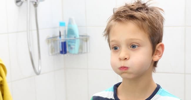 Súc miệng bằng nước muối loãng hằng ngày là cách hiệu quả giúp phòng viêm amidan cho bé