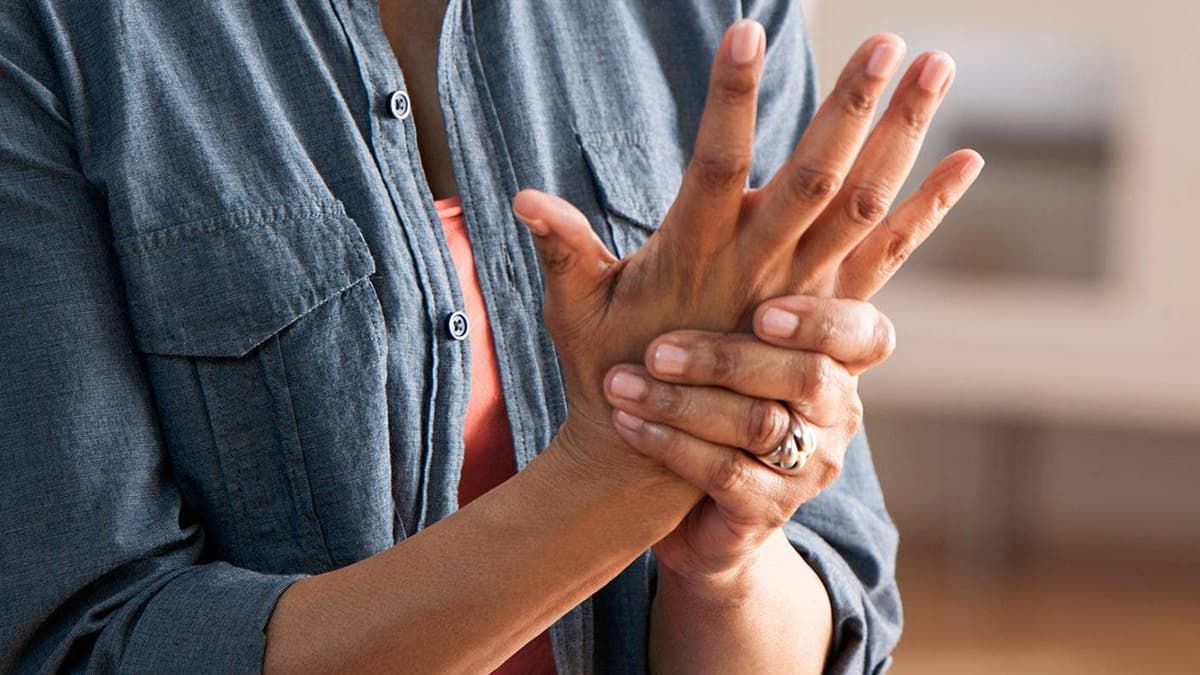 Viêm khớp tay thường gặp nhất ở dạng nào?