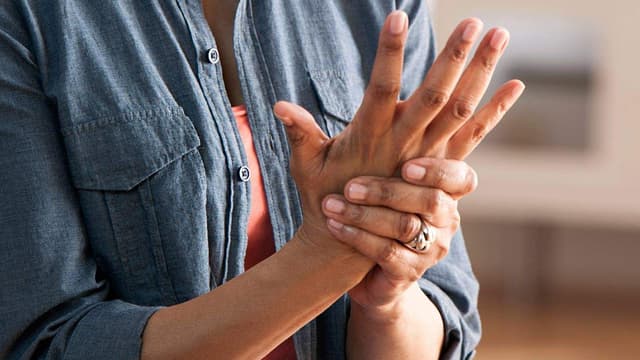 Viêm khớp tay thường gặp nhất ở dạng nào?