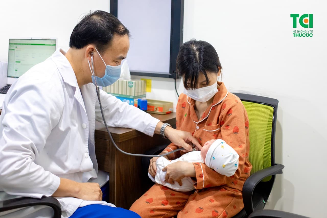 Khi trẻ có dấu hiệu nhiễm trùng hô hấp, cha mẹ cần đưa trẻ đi khám