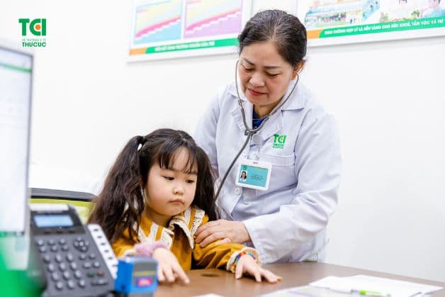 Thăm khám dinh dưỡng định kỳ cho bé giúp cha mẹ theo dõi được sự phát triển của bé có đạt chuẩn hay không