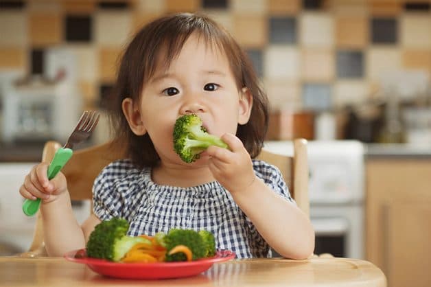 Khi trẻ bị táo bón, bố mẹ nên bổ sung chất xơ cho con