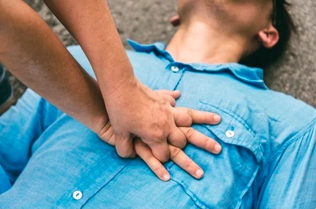 Bệnh nhân cần được sơ cứu và đưa đến bệnh viện kịp thời để bảo toàn tính mạng và tăng khả năng hồi phục.