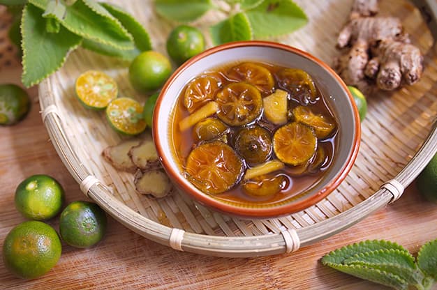 Chữa viêm họng bằng chanh/tắc hấp đường phèn là bài thuốc dân gian rất hiệu quả