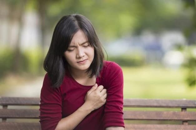 Khi nhận thấy các dấu hiệu như đau ngực, khó thở, đột ngột mệt mỏi, choáng váng, vã mồ hôi,....cần nghĩ đến nhồi máu cơ tim và xử lý ngay.