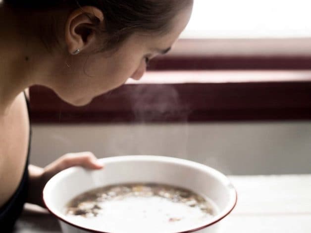 Xông mặt hoặc ngâm bồn với nước ấm được cho là cách trị viêm mũi dị ứng nhanh chóng.