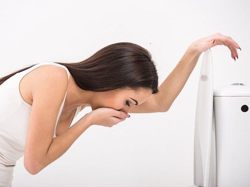 Triệu chứng của sỏi thận có thể giống với hiện tượng bị cúm bao gồm sốt rét, nôn...