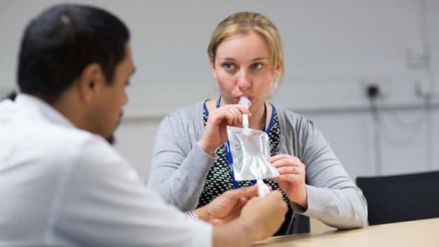 Xét nghiệm bằng hơi thở là phương pháp phổ biến chẩn đoán vi khuẩn Hp