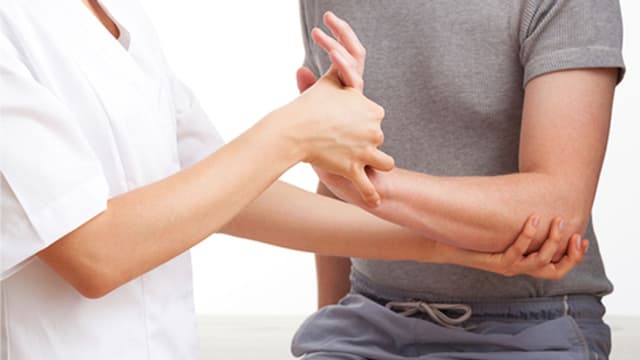 Viêm khớp khuỷu tay và những điều cần biết