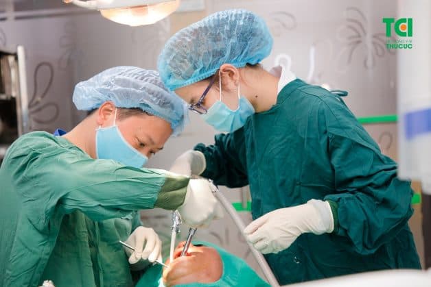 Ghép xương cấy implant