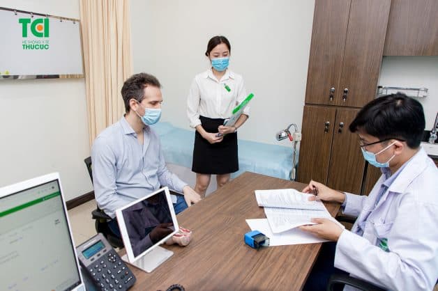 Sau phẫu thuật, bệnh nhân được hẹn lịch tái khám để kiểm tra mức độ lành thương và kịp thời xử lý nếu có bất thường 