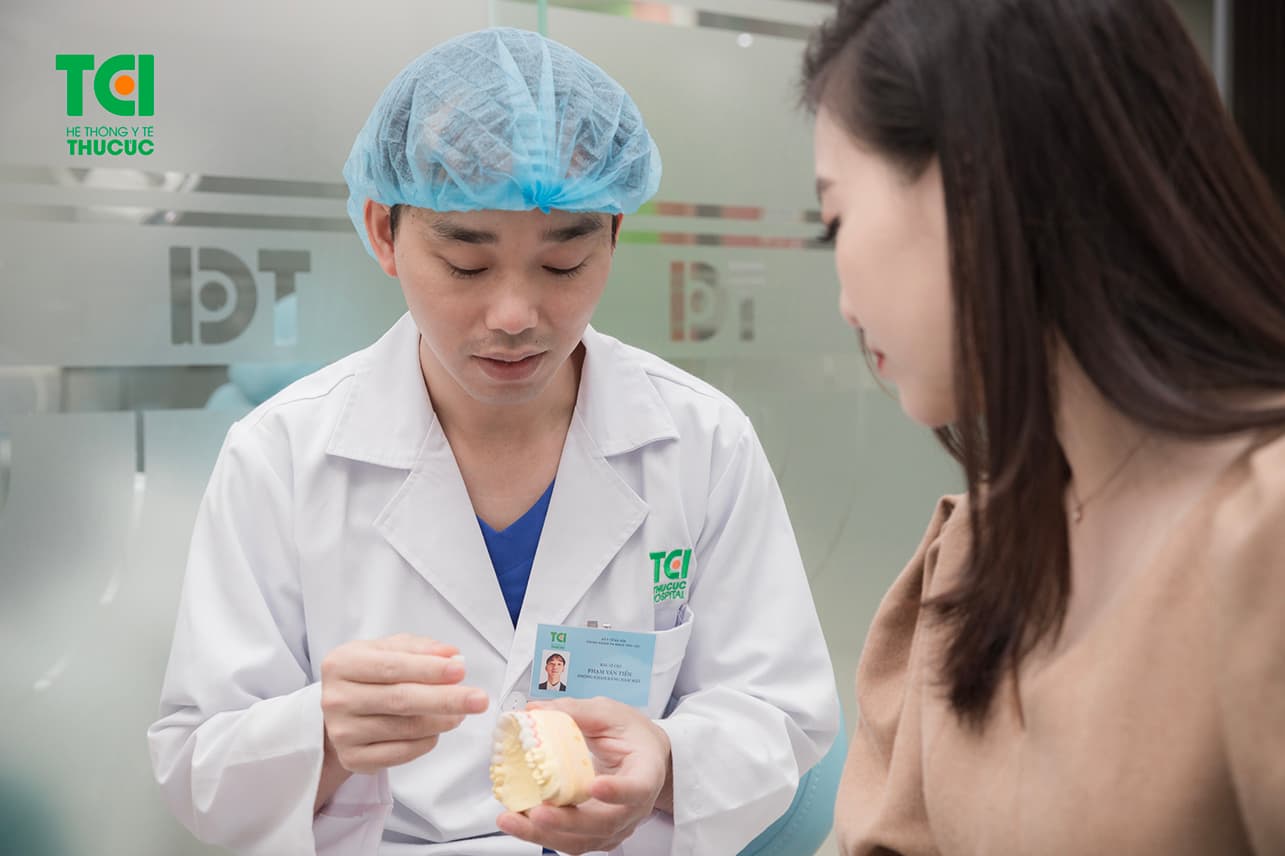 Thăm khám trước khi chụp răng sứ