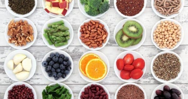 Với thắc mắc bé bị táo bón phải làm sao, một trong những biện pháp đầu tiên phụ huynh cần thực hiện đó là bổ sung chất xơ cho con