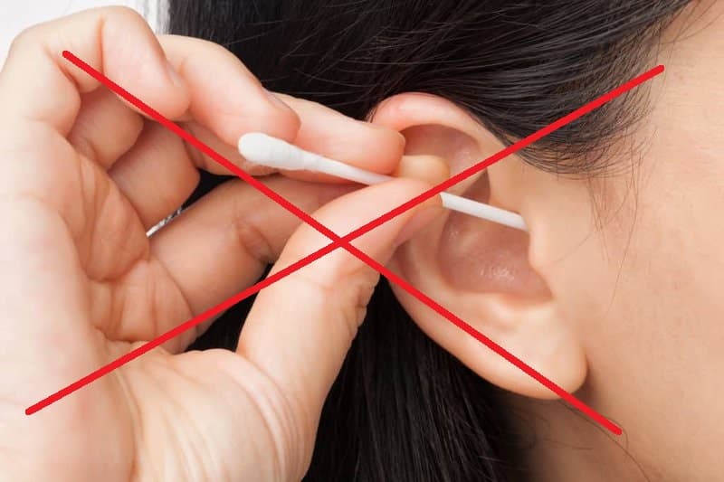 Khi nghi ngờ dị vật ở tai, ngứa tai hoặc ù tai, không nên tự ý dùng tăm bông hoặc vật cứng để ngoáy tai
