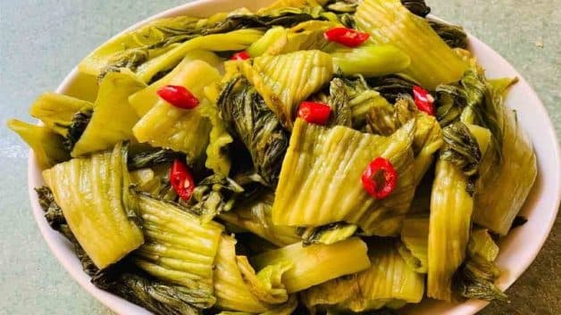 Thường xuyên tiếp xúc với thực phẩm có chứa axit sẽ khiến cho men răng bị mòn và ngà răng lộ ra