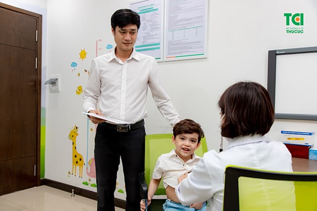 Khi con có dấu hiệu bị viêm đường hô hấp cấp, bố mẹ nên cho trẻ đi khám bác sĩ