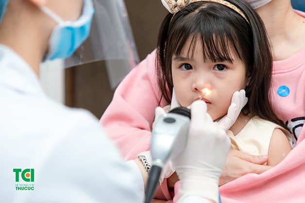 Bố mẹ nên đưa trẻ đi khám khi con có dấu hiệu bị viêm mũi xoang