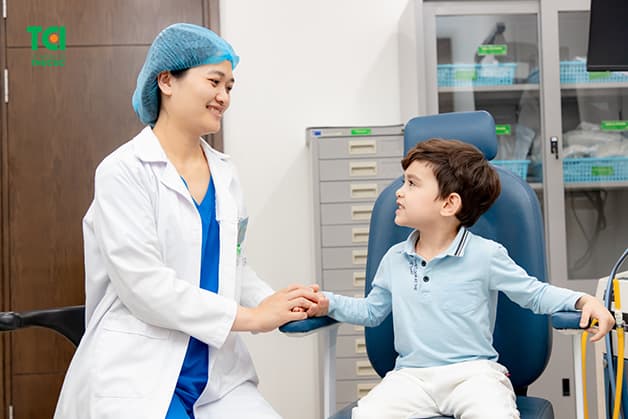 Bố mẹ nên đưa trẻ đi khám bác sĩ khi con bị sốt viêm họng