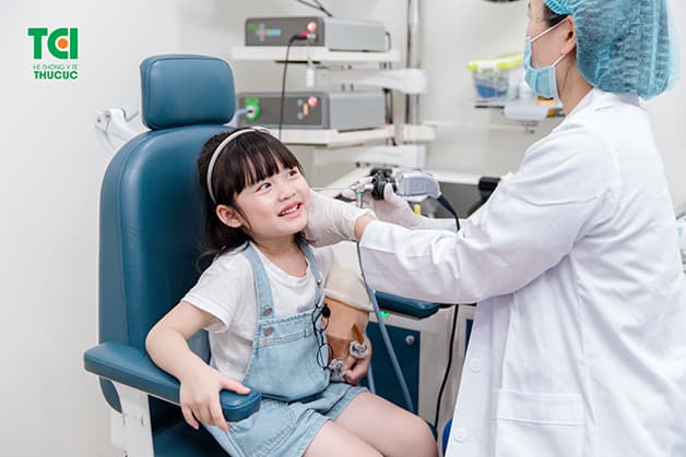 Khi trẻ có dấu hiệu bị viêm tai giữa, bố mẹ nên nhanh chóng đưa con đến cơ sở y tế để được bác sĩ chuyên khoa thăm khám